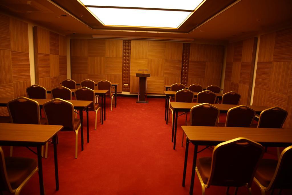 Atasehir Palace Hotel & Conference Istanboel Buitenkant foto